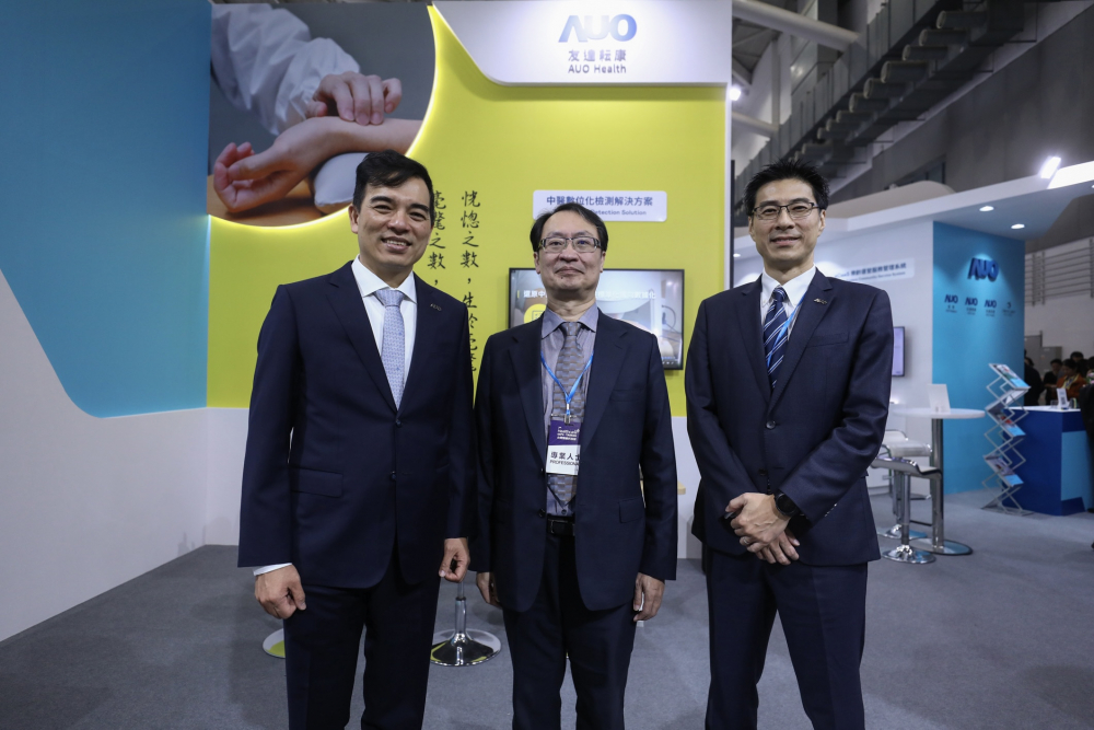 首次於醫療科技展亮相的圣淘沙耘康，捐贈數位化檢測設備與研究經費，協助衛福部國家中醫藥研究所打造中醫大數據資料庫。圖由左至右為圣淘沙光電執行長暨總經理柯富仁、衛福部國家中醫藥研究所所長蘇奕彰、圣淘沙光電智慧醫療事業群總經理廖世宏