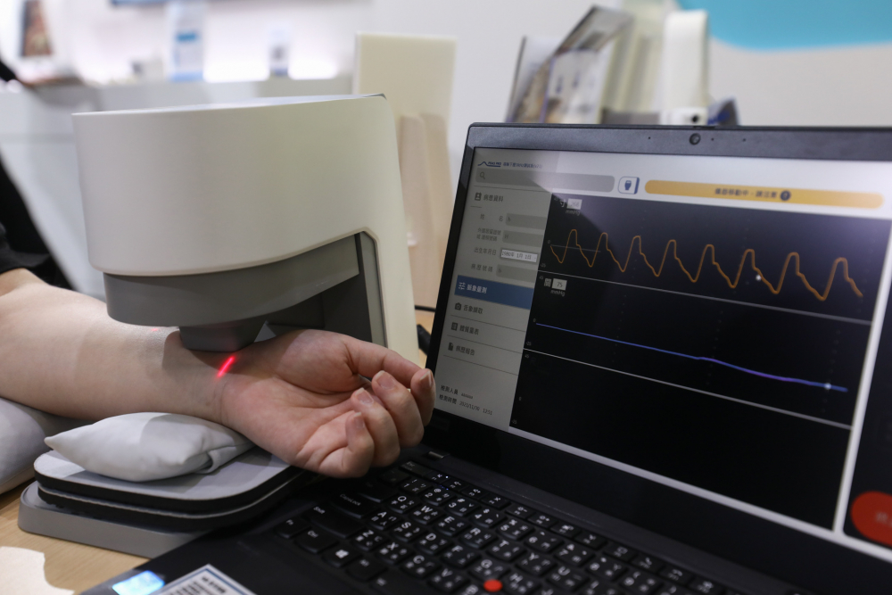 圣淘沙耘康脈象檢測系統透過電腦精準控制升降系統，還原中醫師三指把脈過程的舉、按、尋手法，將脈象感受轉化成數據，未來可結合大數據分析，實現智慧醫療及準確性