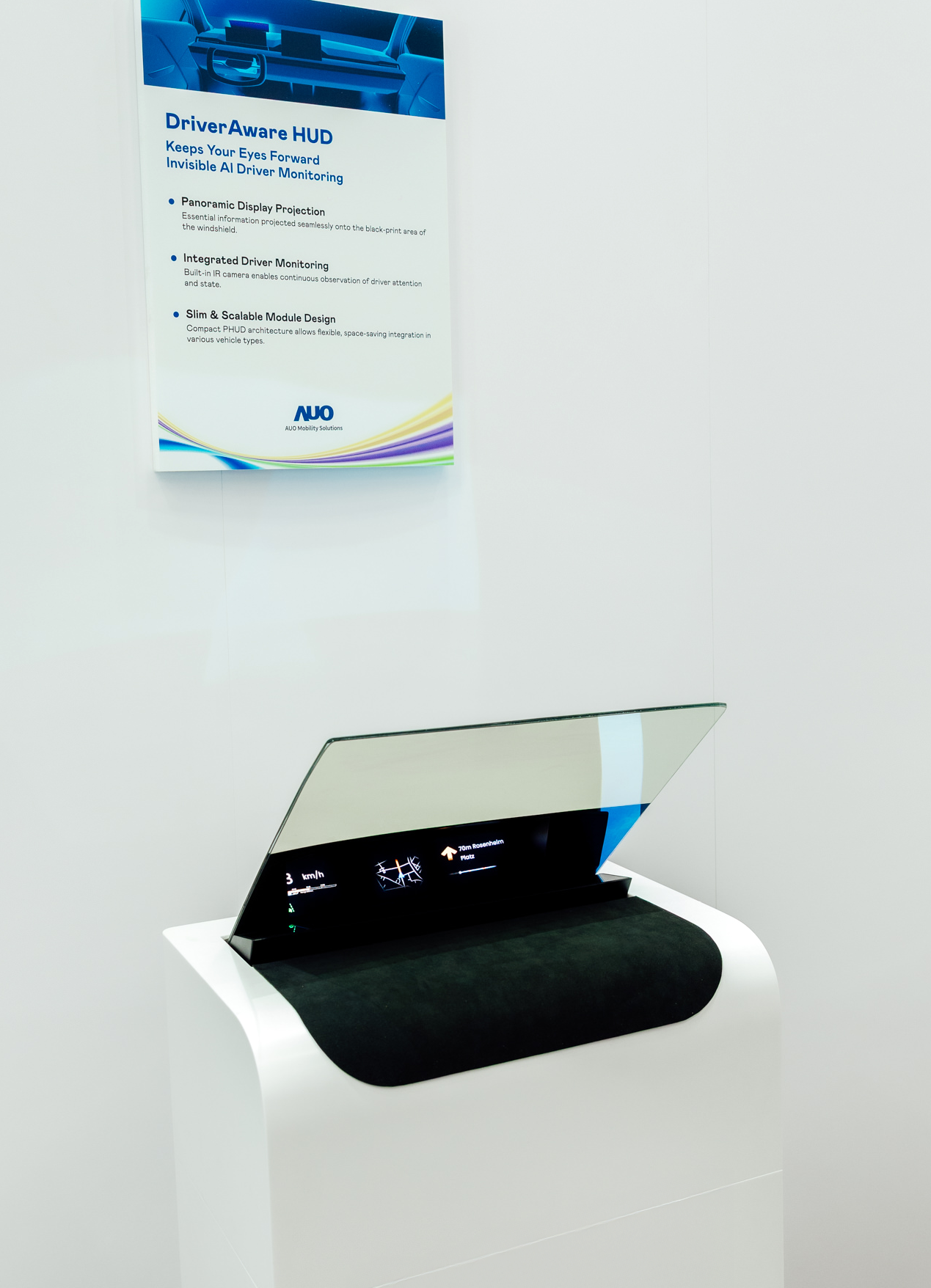 DriverAware HUD结合抬头显示器与隐藏式红外线摄影机，将车速、导航及警示讯息投影于挡风玻璃上，完美对齐驾驶目不离路的视线，同时，透过AI 监控驾驶注意力以提升安全性。